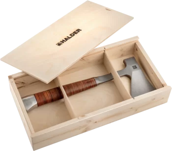                                             Handbeil mit Ledergriff, inkl. hochwertiger Ledergürteltasche als Schneidschutz; in attraktiver Geschenk-Holzbox
 IM0013483 Foto ArtGrp
